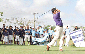 Frankie Miñoza hits ceremonial ball at ICTSI Jungolf Frankie Miñoza hits ceremonial ball at ICTSI Jungolf