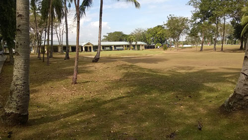 Apo Golf and Country Club 18th green and clubhouse